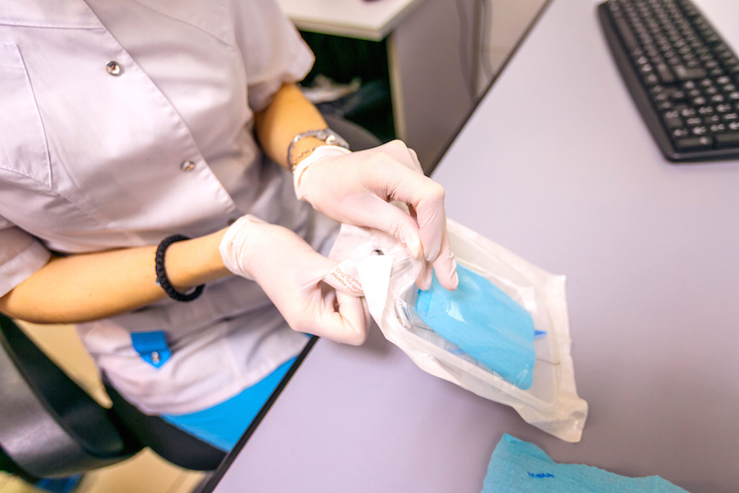 Для осмотра полости рта используются стерильные одноразовые стоматологические наборы
