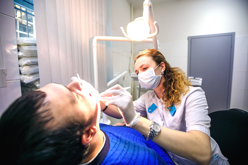 Осмотр полости рта проводится для исключения гнойных инфекционных заболеваний